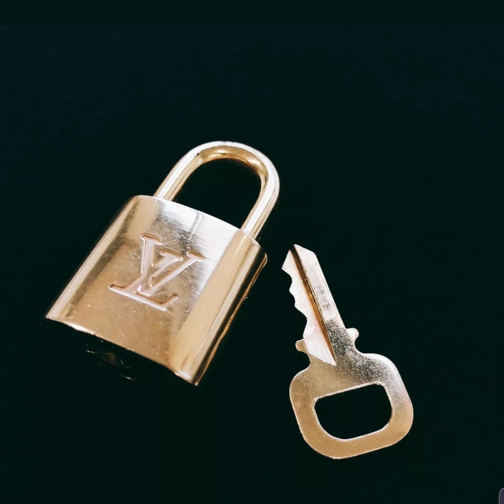 100% Auth Louis Vuitton 1 Lock & Key Excellent - Picture 4 of 4